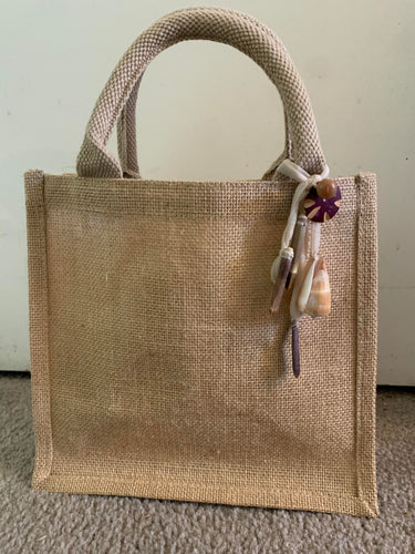 Jute bag with tassel accent