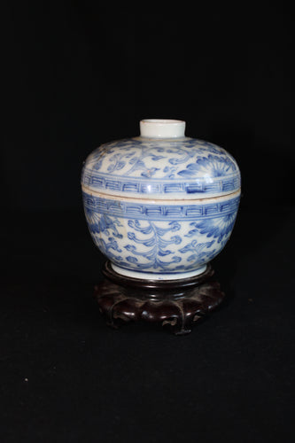 Late Qing Jar with lid on stand (1800-1912)