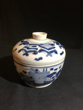 Load image into Gallery viewer, Antique Qing Dynasty jar with lid (1644-1912)
